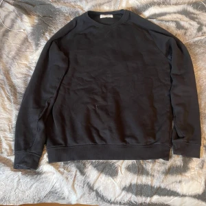 Svart sweatshirt från Pier One - Säljer en stilren svart sweatshirt från Pier One. Tröjan har långa ärmar och en klassisk rund halsringning. Perfekt för en avslappnad look.