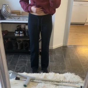 Mörkblå mjukisbyxor med snörning - Säljer ett par mörkblå mjukisbyxor med snörning i midjan. Byxorna har en bekväm passform och är perfekta för en avslappnad stil. De är tillverkade i ett mjukt material som ger en skön känsla. Köpte dom utan och testa ochvv nu isade sig dom var för små. Storlek XS 140kr