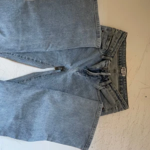 Lågmidjade blå jeans - Säljer dessa low waist jeans från Madlady i helt nytt skick, endast testade 🤍 Storlek 34 regular. De passar mig som är ca 165 och enligt storleksguide ska passa någon upp till 173 cm. Original pris 749 kr!! 