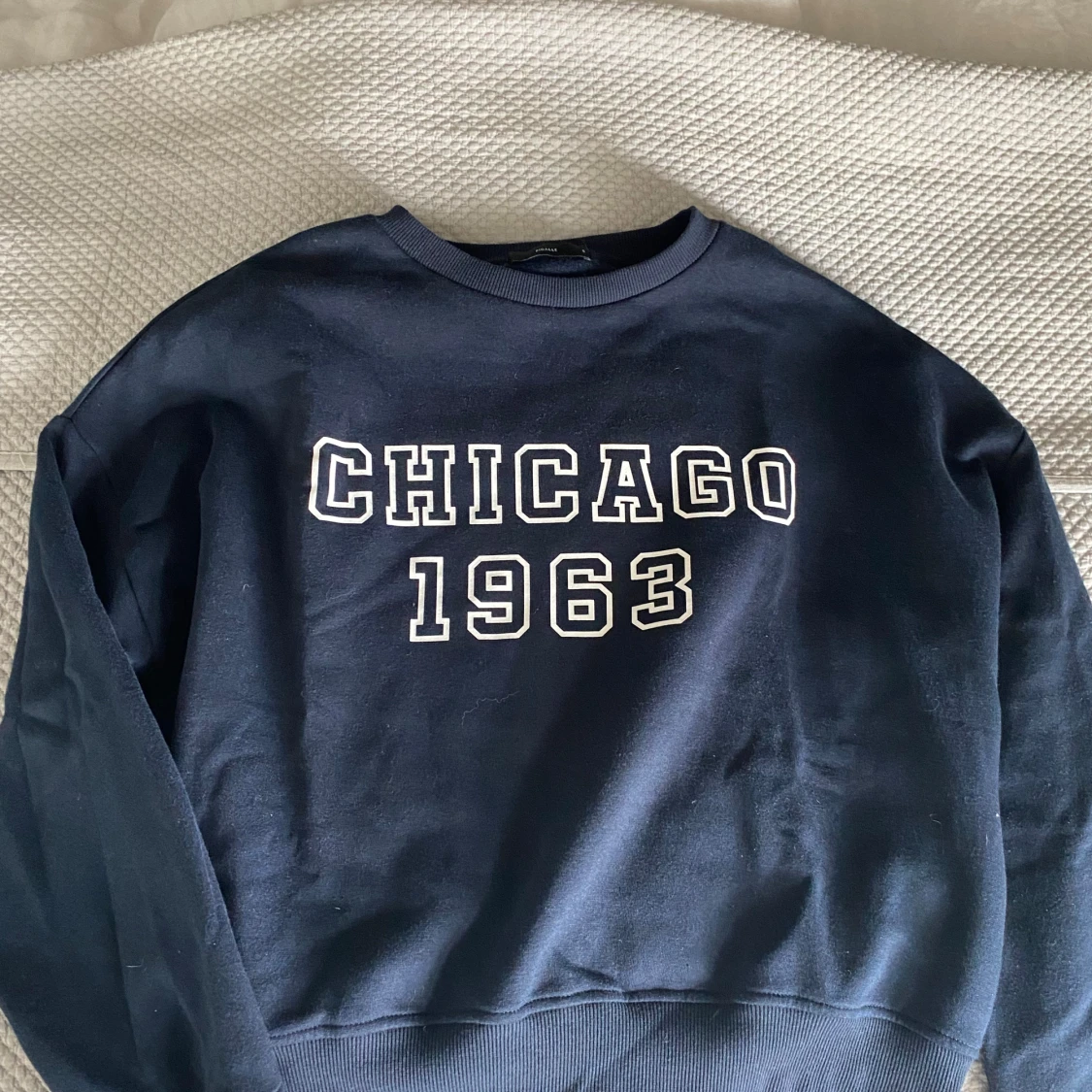 Mörkblå sweatshirt med tryck