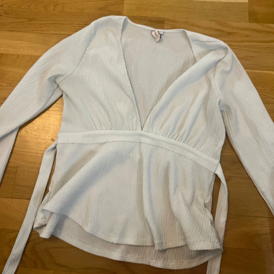 Vit ribbad omlottopp - 1