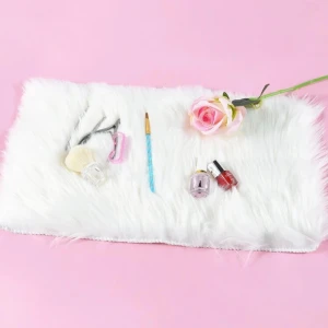 Vit fluffig matta för naglar bakgrund - En vit fluffig matta perfekt för att arrangera smink och nagelprodukter. Den mäter 50,5 cm x 30 cm och har en mjuk undersida. Perfekt för att skapa en elegant bakgrund för dina skönhetsprodukter. Har använts en gång bara
