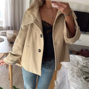 Beige kappa - Säljer denna super snygga beiga kappa! Perfekt nu till våren 🤗🤗🩷