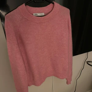 Rosa stickad Zara - Super fin rosa stickad tröja från Zara som inte kommer till någon användning längre! Storlek s🩷🩷
