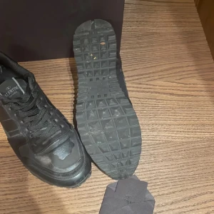 Svarta sneakers från Valentino Garavani - Snygga svarta sneakers från Valentino Garavani med en stilren design. Skorna har snörning och en robust sula för extra komfort. Perfekta för en trendig look.