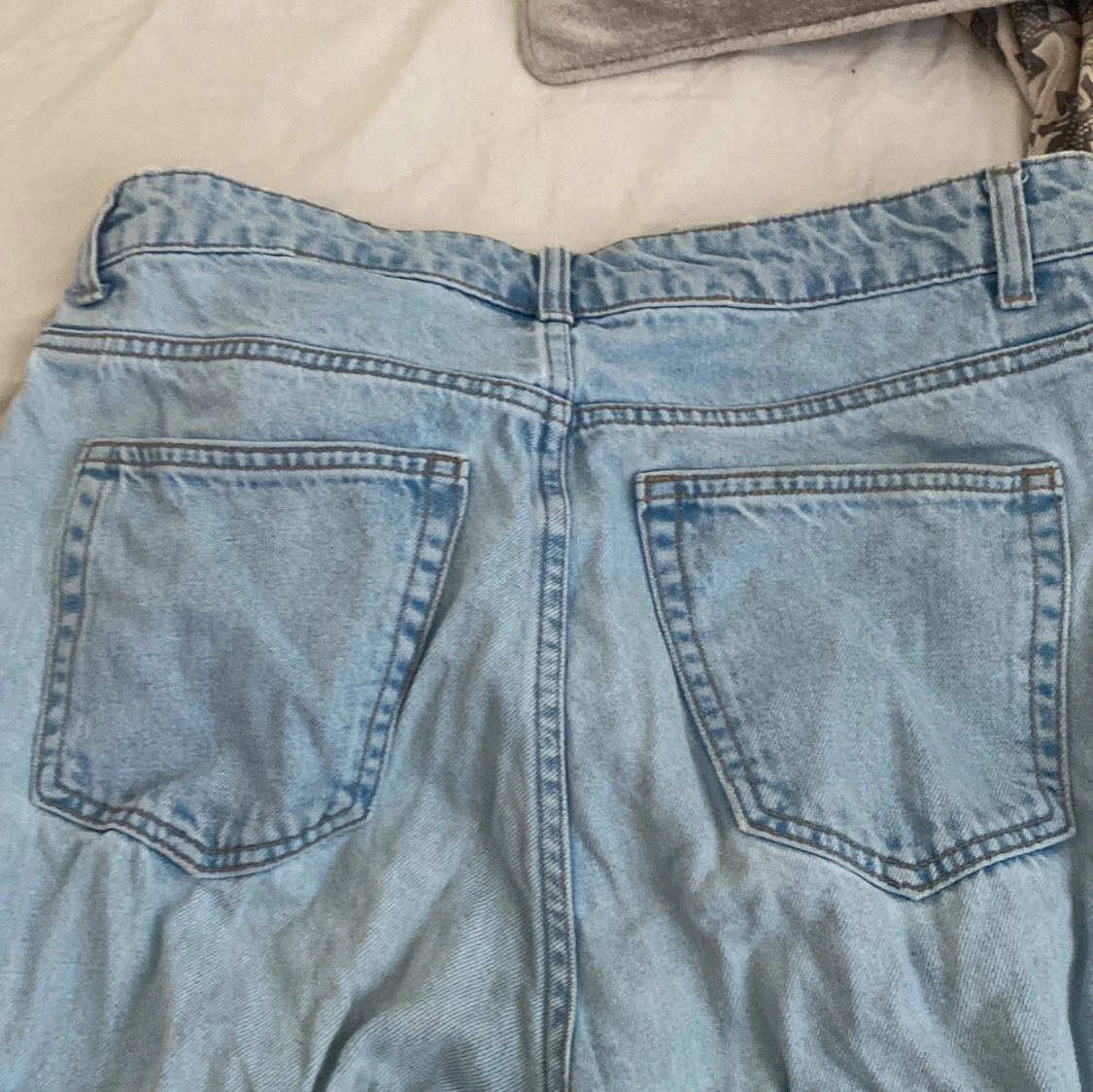 Ljusblå jeans med hög midja - 2