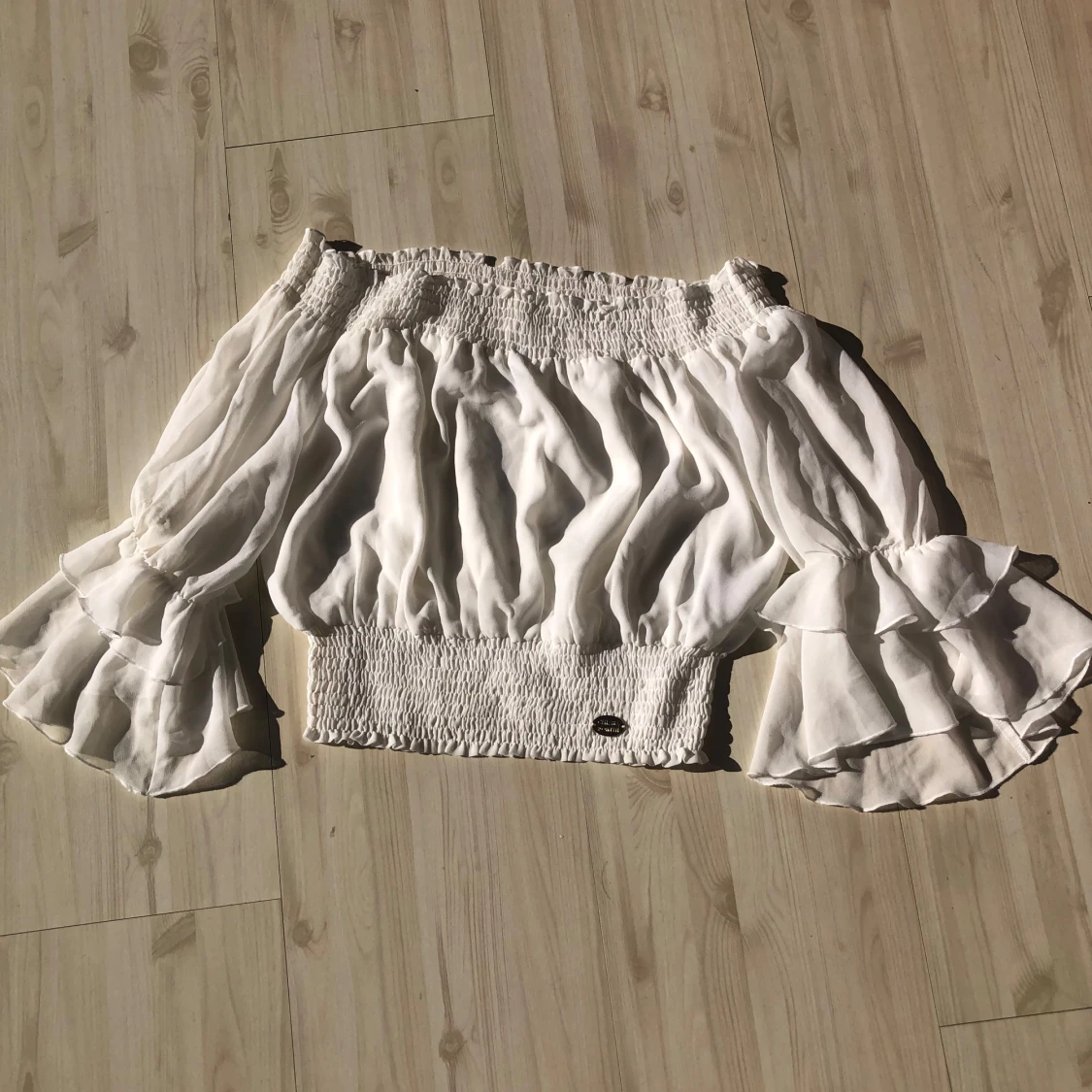 Vit offshoulder blus med volanger