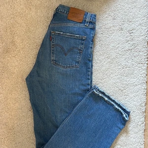 Levis Jeans - Ribcage straight ankle, så snygga och tidlösa. Dessa har tyvärr blivit försmå på mig. Väldigt bra skick!! Köpte dessa för 1300kr 