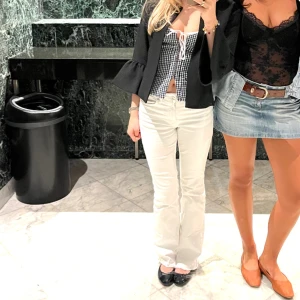 Vita bootcut jeans - Säljer mina vita snygga jeans. Skriv ifall ni har frågor, köpare står för frakt ❤️ en väldigt liten fläck finns på vänster ben som ni kan se på sista bilden, tror den går bort i tvätt dock 