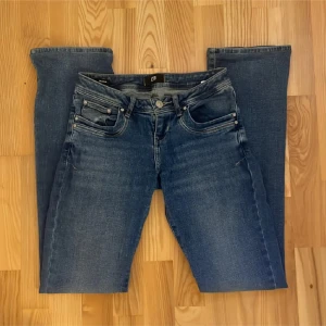 Ltb jeans valarie - Säljer mina Ltb jeans då jag använder dom ej, har ba haft på mig dom 2 ggr typ. Innerbenslängd: 85cm Midjemått : 35cm rakt över (strlk 25/36) 💗