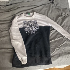 Svart och vit tröja från Kenzo - Säljer denna eftersom den ej är i min stil längre, helt felfri och svin bra passform