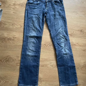Blå jeans från Lee - Säljer ett par klassiska blå jeans från Lee i modellen Leola Straight. De har en rak passform och är tillverkade i bomull. Perfekta för en avslappnad stil. Jeansens midja är normal och de har en snygg vintage-look.🩷 Pris går och diskuteras! Köparen står för frakt.