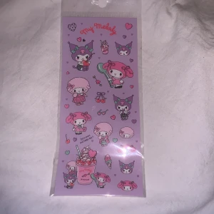 Klistermärken med My Melody och Kuromi - Ett ark med söta klistermärken som visar My Melody och Kuromi i olika poser. Bakgrunden är lila och klistermärkena har rosa och gröna detaljer. Perfekt för att dekorera anteckningsböcker eller brev.
