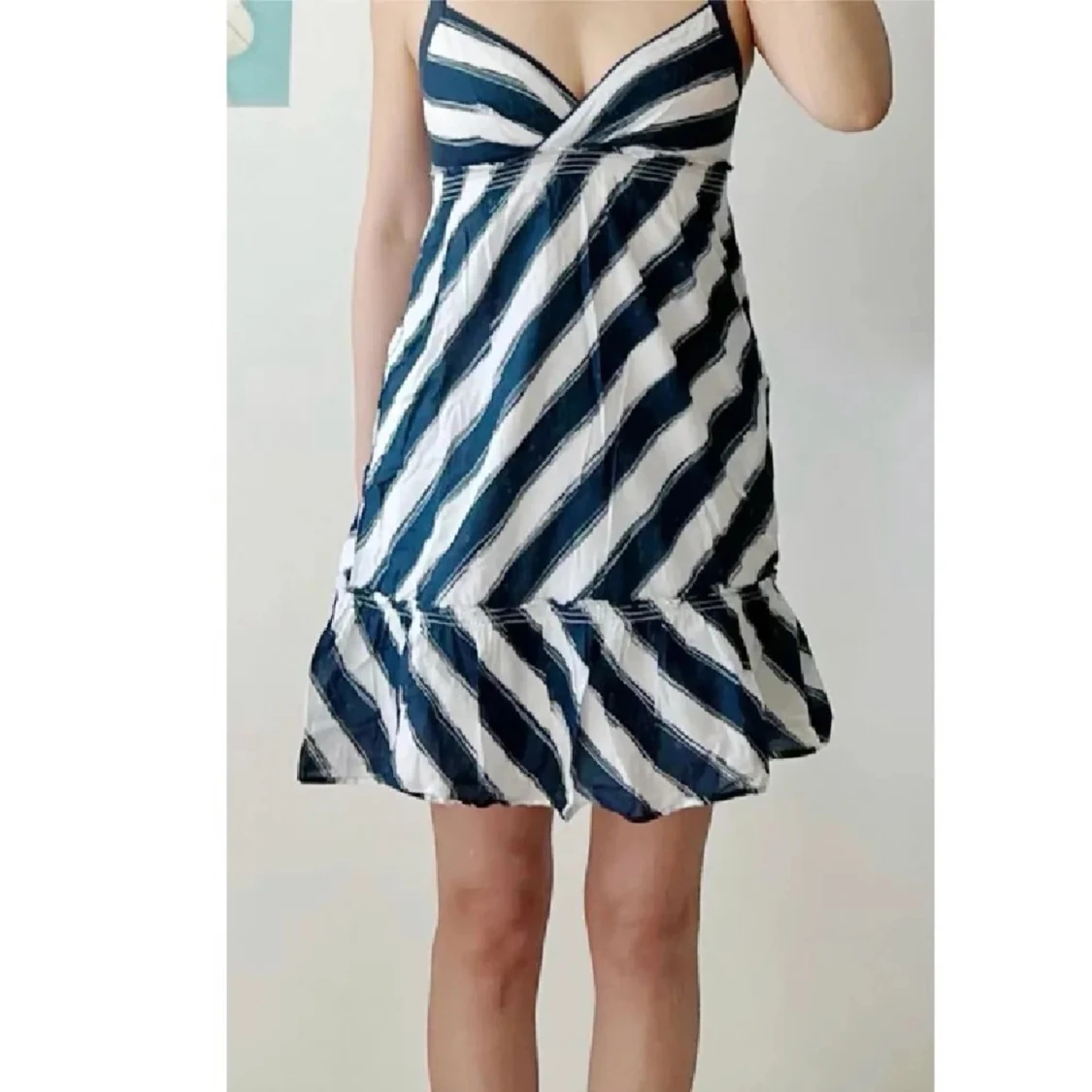 Randig klänning med volang (fickor)