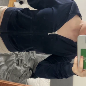 Gammal juciy kofta🎀 - En gammal modell av juciy couture kofta i marinblå i storlek S 🎀