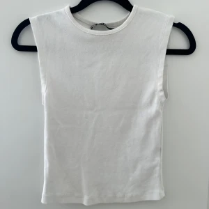 Vit topp - Vit topp från bikbok🌸