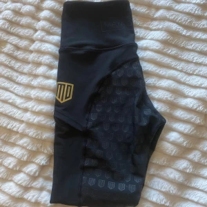 Ridtights ifrån Maya Delorez - Snygga svarta ridtights ifrån Maya Delorez. Har mobilficka på båda benen. Jättebra skick!