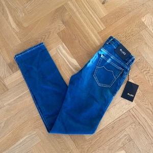 Moorer jeans ”Pavel 919” - Riktigt snygga jeans från det exklusiva märket Moorer. Modellen är ”Pavel 919”, liknar ett par Jacob Cohen Bard/688. Väldigt bekvämt och fint material, helt nya med alla lappar. Skriv för fler frågor!