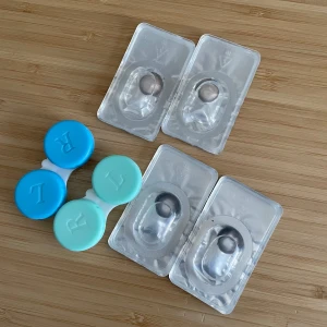 Färgade kontaktlinser 14.5mm - Säljer färgade kontaktlinser med en diameter på 14.5mm. Kan än vändas till cosplay eller makeup! De är helt oöppnade eftersom de ej har kommit till användning. Som syns på bild finns linsfodral till och har även 100 ml från apotek (även den oöppnad) linsvätska som man kan få om man vill ha!