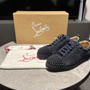 Christian louboutin navy blue  - Säljer nu mina riktiga fräscha loubs|Säljer p.g.a att dom ej används längre|Kommer med box, dustbag m.m|Skick 8/10 endast lite heal drag|Pris diskuterbart vid snabb affär|Bara att skicka vid fler frågor MVH Albin
