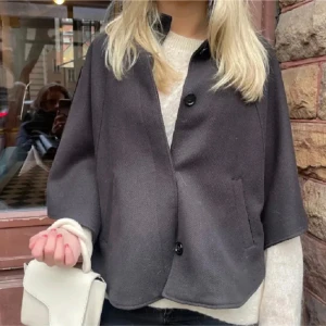 Svart poncho  - Intressekoll på min jätte fina poncho som inte går att få tag på längre🥰storlek 34 jätte bra skick!! Lämna prisförslag, bud på under 500 tas inte emot❣️