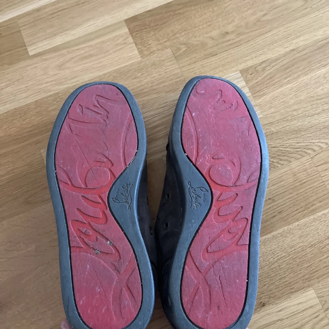 Grå sneakers med röd sula - 3