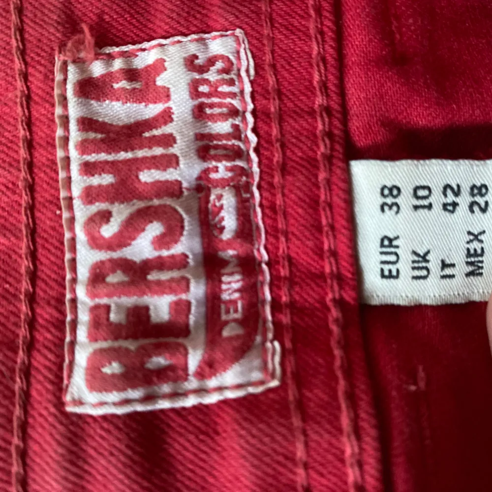 Snygg röd jeanskjol från Bershka, storlek 38 men passar även 36. Hameet.