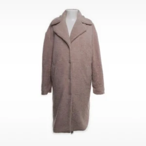 Beige teddyjacka från Leveté - Mysig beige teddyjacka med lång passform och klassisk krage från Leveté. Perfekt för kyliga dagar med sin mjuka och fluffiga textur. Jackan har långa ärmar och en stilren design som passar till många olika outfits. Storlek M. Nypris 1150kr. 