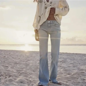Ljusblå bootcut jeans - Snygga ljusblå bootcut jeans med låg/mid midja. Supersköna! Aldrig använda, säljer pga har liknande!!