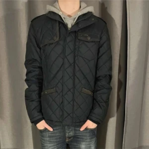 Jack&Jones jacka - Hej! Säljer en riktigt snygg vårjacka från Jack&Jones! Endast att loggan är lite skadad annars är den i toppskick! Pris är alltid diskutabelt vid en snabb affär! Tveka inte på att kontakta mig vid minsta fråga! //FashionLabbet