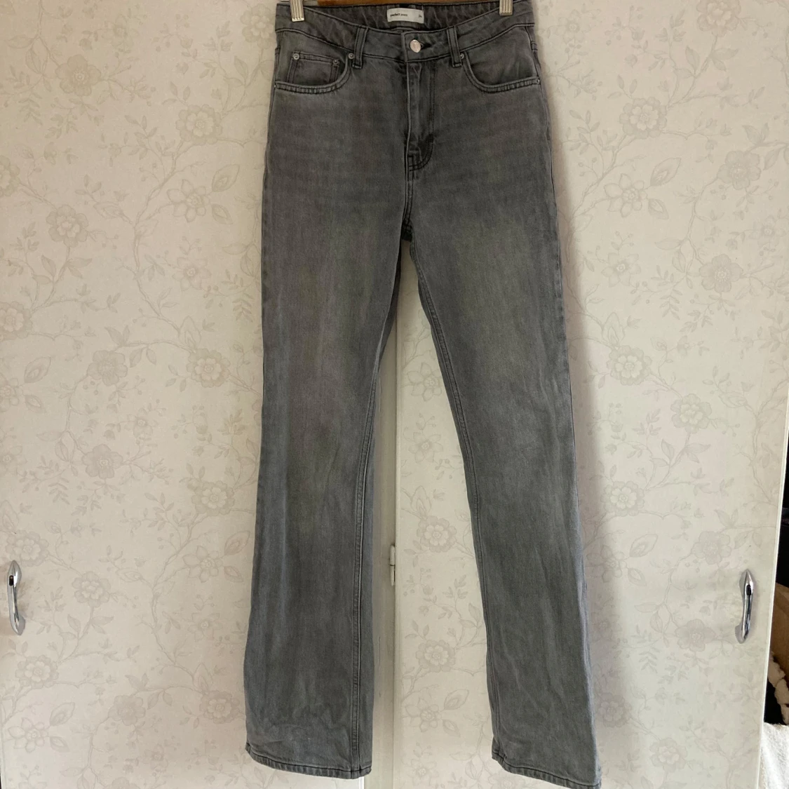 Grå jeans från Gina Tricot 