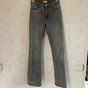 Grå jeans från Gina Tricot  - Snygga grå jeans från Perfect Jeans med en klassisk femficksdesign. De ser raka ut, men till rätt person blir de flared. Säljer de pga för stora. 