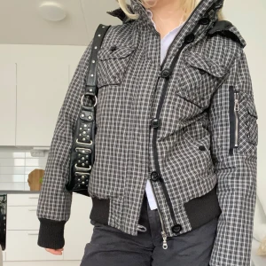 Rutig jacka - Superfin jacka🌟 Säljer då jag sällan använder. Skriv om fler bilder önskas.