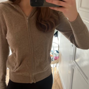 Beige hoodie från Soft Goat - Beige Zip up hooddie från Soft goat i kashmir.  Den har använts fåtal gånger och är ej nopprig alltså jätte bra skick 😊💗Pris kan diskuteras. 