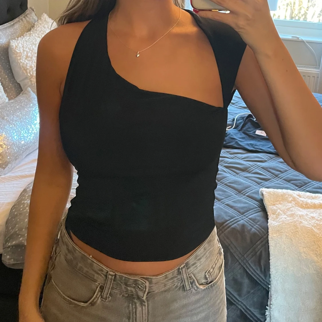 Svart oneshoulder topp