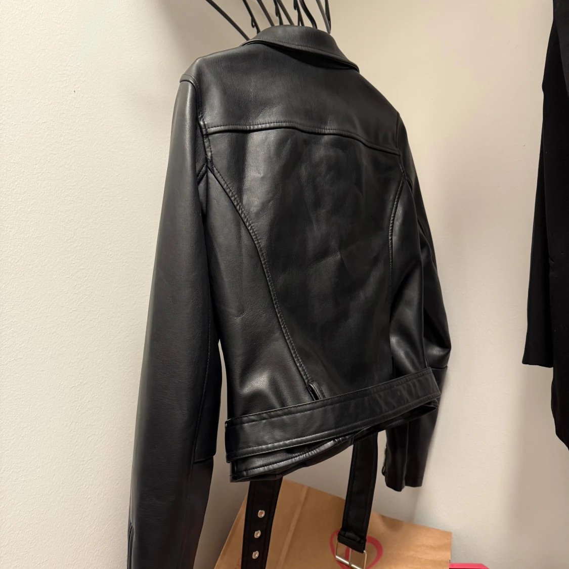 Svart skinnjacka från Glamorous - 2