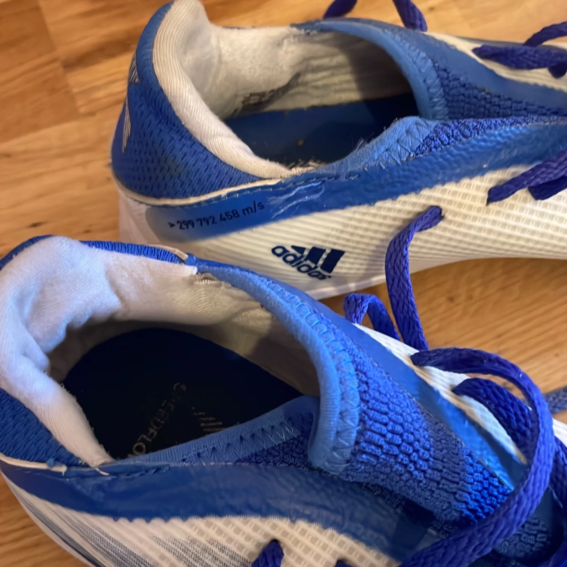 Blå och vita fotbollsskor från Adidas - 2