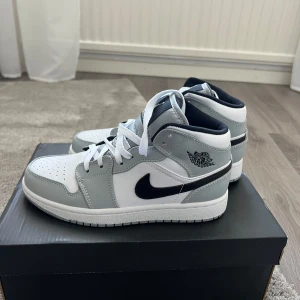 Helt nya air Jordan 1 mid sneakers  - Helt nya , aldrig använda, kommer med påse, låda extra svarta skosnören, kartong i skon. Storlek 36 men passar även 36.5