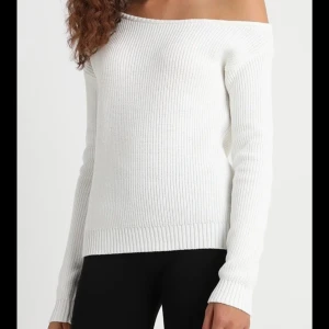 Vit offshoulder stickad tröja - Säljer en stilren vit offshoulder stickad tröja. Den har en ribbad struktur och långa ärmar. Perfekt till våren och sommaren. Lånade bilder