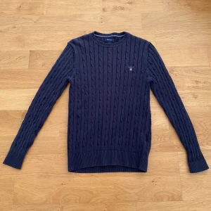 Kabel stickad Gant tröja - Bra skick-skriv om ni har frågor-A=40cm B=40cm C=35cm D=60cm E=60cm