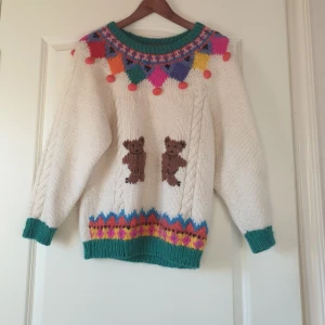 Vit stickad tröja med björnmönster - från beyondretro 