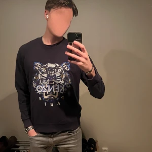 Mörkblå Kenzo tröja - Mörkblå tröja från märket Kenzo med en blå tiger som har en design. Tröjan är i bra skick utan några defekter. Hör av dig om du har frågor! 👍😄