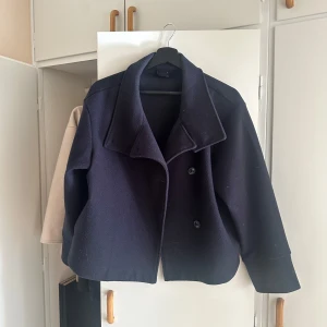 MarinBlå kappa från Gina - En fin marinblå kappa från Gina i storlek S.