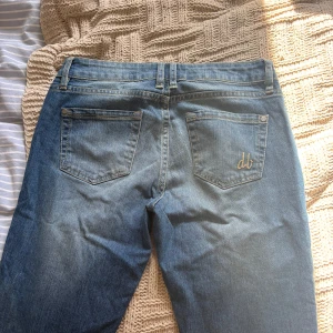 Blå slim fit jeans - Snygga blå slim fit jeans med klassisk femficksdesign och broderad detalj på bakfickan. Tveka inte på att ställa frågor eller prisförslag!