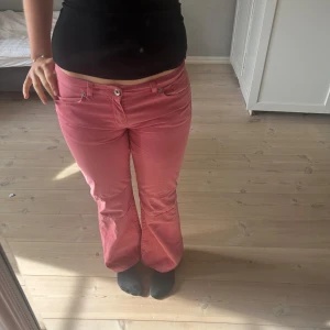 Röda lågmidjade bootcut jeans - Snygga röda jeans från Big Star med utsvängda ben. Jag har själv sytt dem lite mer lågmidjat 
