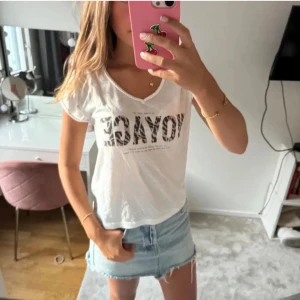 Cool t-shirt  - Säljer en vit t-shirt med texten 'VOYAGE' i leopardmönster. OBS LÅNADE BILDER FÖRUTOM SISTA SOM ÄR MIN EGNA BILD! Nästan aldrig använd köpt här på Plick💕💕