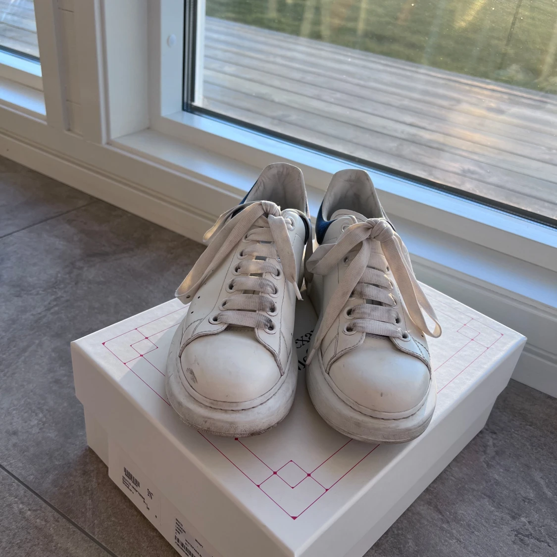 Vita sneakers från Alexander McQueen - 3