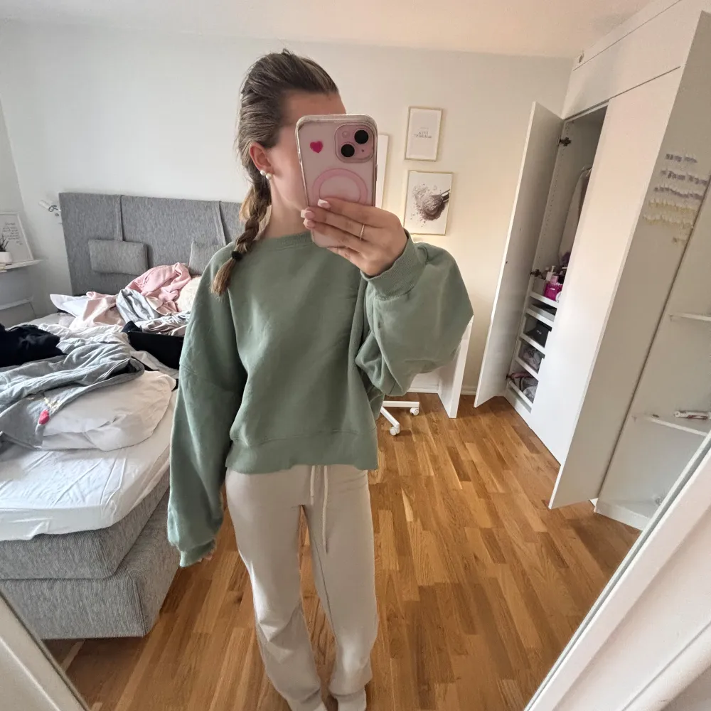 Säljer en mysig grön oversized sweatshirt med långa ärmar. 💫. Neuletakit & Villapaidat.