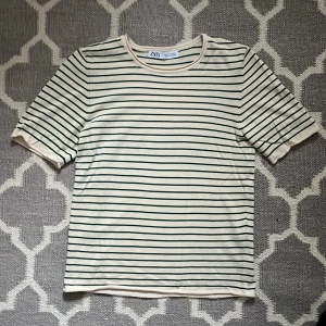 Randig t-shirt från Zara - Säljer denna randiga tröja från Zara eftersom att inte kommer till någon användning, perfekt till sommaren! Det är i ett gott skick och har används få gånger💚