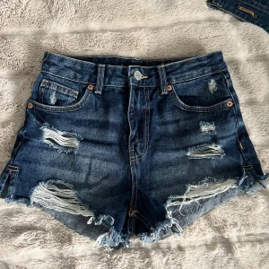 Mörkblåa jeans shorts - Bra skick, strl s. 24cm från byxkant till skrevet, midjemått 32cm rakt över. Finns inga bilder på hur de ser ut på då de ej passar.💕